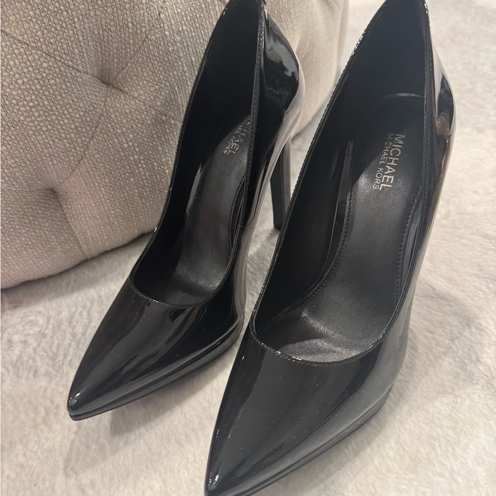 MICHAEL MICHAEL KORS
Brielle Patent Leather Pump - Picture 2 of 7
